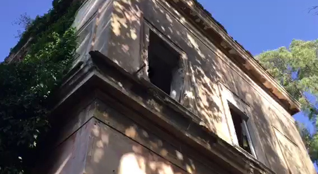 Ex caserma Battisti a Napoli: viaggio nella struttura abbandonata