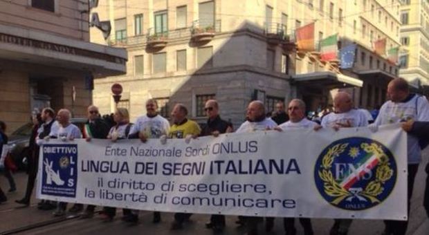 Roma, 6mila sordi e ciechi in corteo per il riconoscimento della lingua dei segni