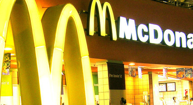 Crolla porta al McDonald's: ferito un bimbo di 6 anni