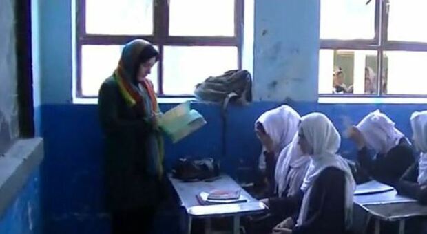 Afghanistan, scuole vietate alle bambine oltre i 10 anni. L'Onu: «Apartheid di genere»