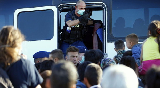 Migranti, Orban cambia rotta: profughi caricati su bus verso l'Austria