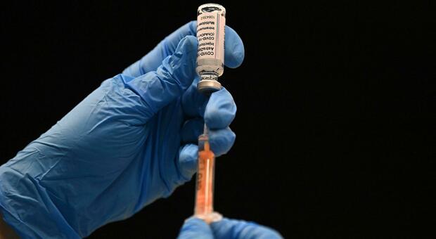 Iniezione fantasma, infermiera gettò la siringa col vaccino, la Procura: «Svista per stanchezza»
