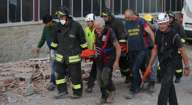 Terremoto, molti feriti dopo le cure tornano a scavare tra le macerie. Codici rossi in ospedali di Roma e Pescara