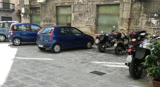«Via catene e colonne, via Marotta diventa un parcheggio abusivo»