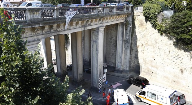 Napoli, papà di due figli si uccide lanciandosi dal ponte dei suicidi di via Castellino