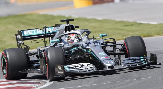 Gp Canada, problema idraulico alla vettura di Lewis Hamilton