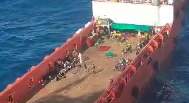 Migranti, nuovo salvataggio nella notte: «Duecento persone a bordo della nave italiana Asso Trenta»