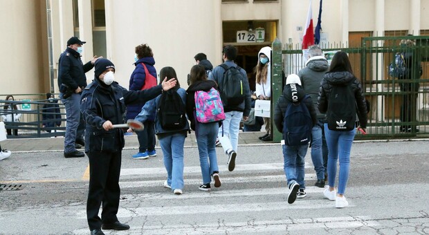 Riapertura scuole a Caserta: guerra di certificazioni tra prof e medici