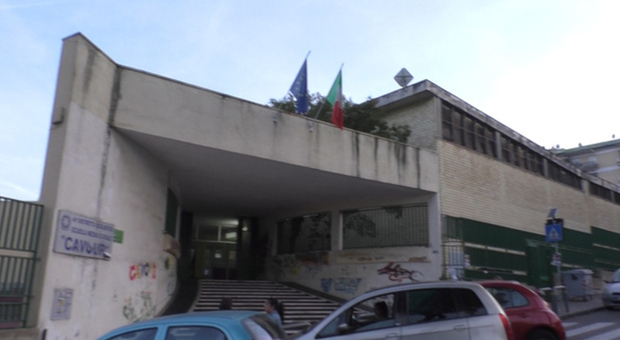 Napoli, locali di una scuola occupati abusivamente: sgomberato all'Istituto Novaro-Cavour