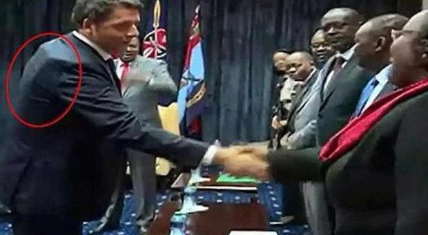 Renzi fa visita al presidente del Kenya con il giubbotto antiproiettile - Guarda