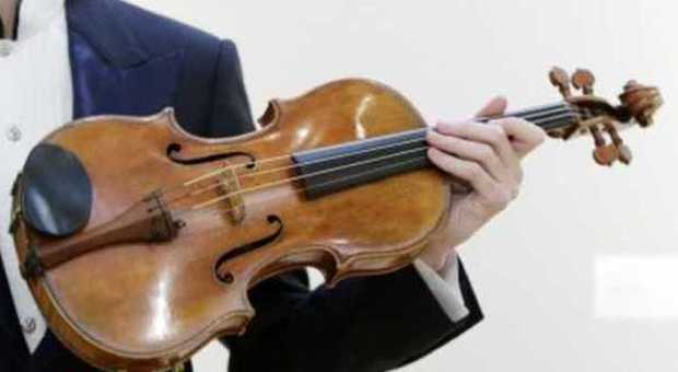 Una viola Stradivari da 33 milioni, il prezioso strumento va all'asta con una valutazione record