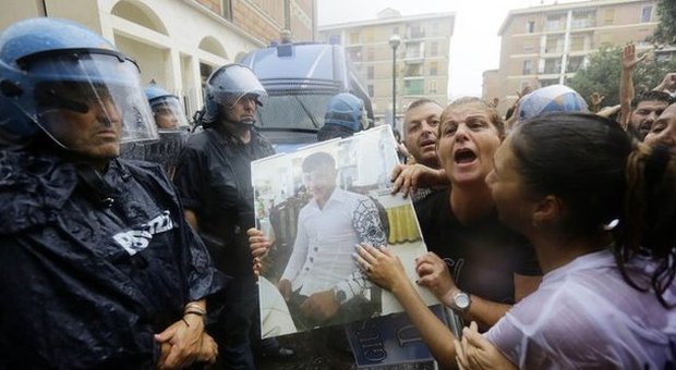 17enne ucciso a Napoli, scontri al corteo. Blocco a uscita Tangenziale: lacrimogeni. Colpite auto polizia | Fotogallery e Video