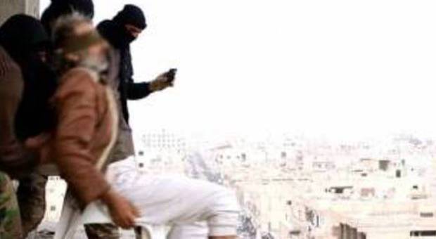 Isis, orrore in Siria: gay lanciato dal tetto di un palazzo, sopravvive e viene ucciso a pugni