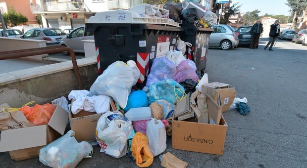 Roma, Ama, flop delle sanzioni per chi sporca: i rifiuti restano in strada