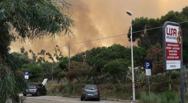 Incendi in spiaggia in Sardegna, case e camping evacuati. Corpo carbonizzato a Gallipoli