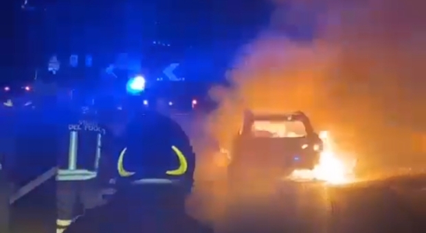 Auto in fiamme sul raccordo Terni-Orte, si salva la famiglia a bordo