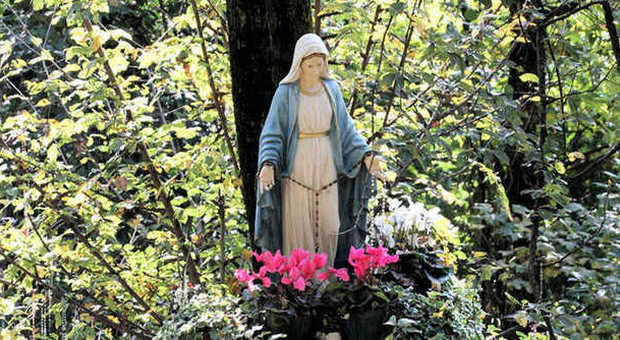 La statua della Madonna nel parco di villa Guiccioli di Monte Berico, dove la veggente Angelica Scognamiglio avrebbe le visioni