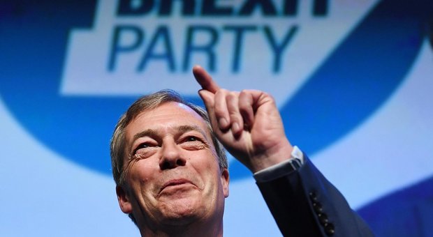 Europee, Farage boom nei sondaggi: più di Tory e Labour insieme. Londra e Bruxelles tremano
