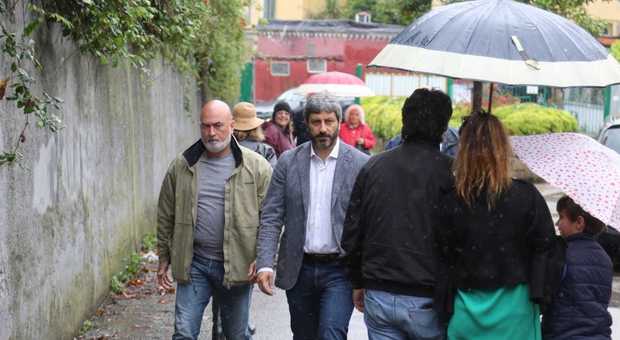 Fico vota a Posillipo: al seggio senza ombrello sotto la pioggia