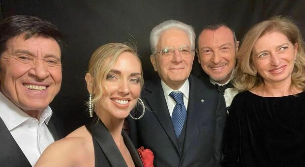 Sanremo 2023, il selfie di Chiara Ferragni con Sergio Mattarella prima di salire sul palco dell'Ariston