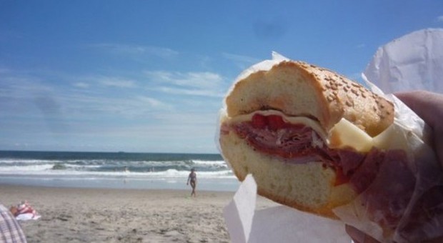 Bimba di 6 anni mangia un panino in spiaggia: rischia di morire