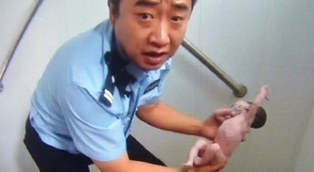 Pechino, partorisce una bimba in un bagno pubblico e la lascia lì: la piccola piange e viene salvata