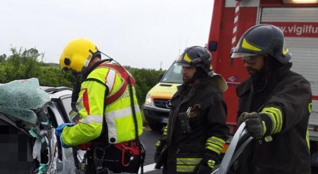 Incidente choc a Pesaro, frontale tra due auto: due morti e tre feriti gravissimi