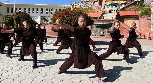 Le monache guerriere che praticano kung fu per difendersi dagli abusi