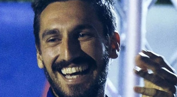 Lazio-Roma, il derby si ferma al 13' per ricordare Astori: applausi di tutto l'Olimpico