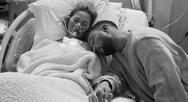 John Legend e la moglie Chrissy Teigen hanno perso un figlio: l'annuncio struggente sui social