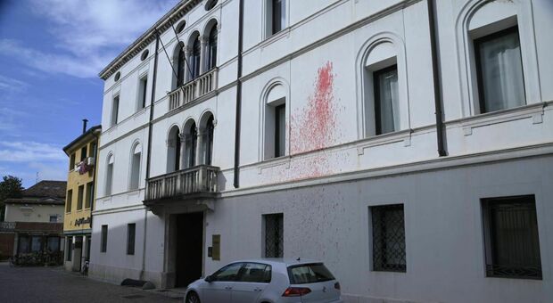 Imbrattato Palazzo Klefisch di Pordenone. Una macchia di vernice rossa dove veniva proiettata la bandiera di Israele