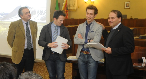 Mattia Vettorello fra Mirco Villanova, l'assessore Stefano Dugone e il sindaco di Conegliano Floriano Zambon