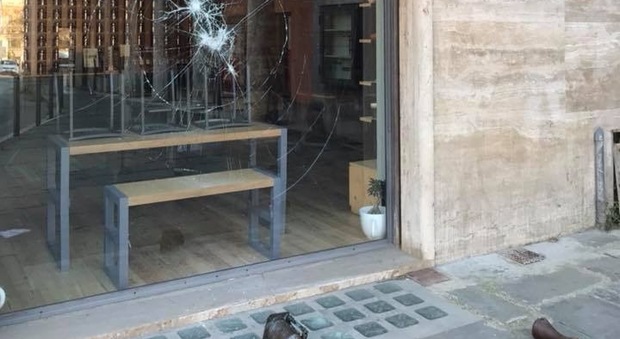 Perugia: “lancio del birillo” contro una vetrina, ma stavolta balordi ko