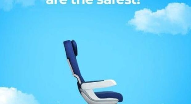 «La probabilità di morire è maggiore nei sedili di mezzo», il tweet della compagnia aerea scatena il panico