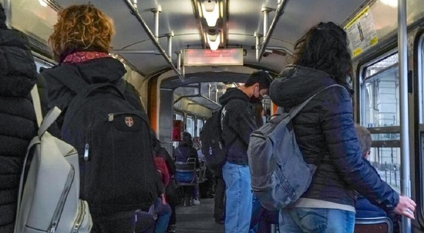 Ragazza di 14 anni molestata e palpeggiata in strada a Milano, si salva scappando su un bus