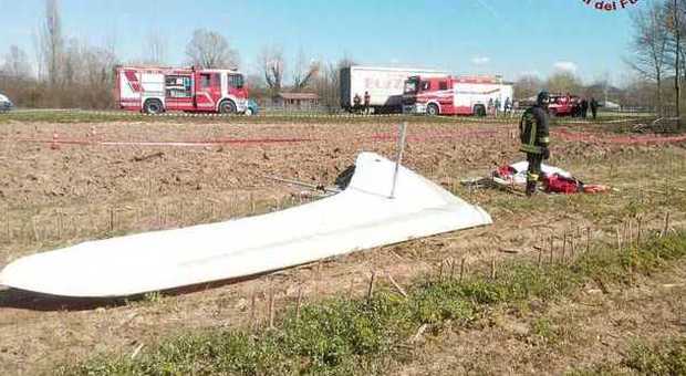 In deltaplano sui fili dell'alta tensione: pilota 59enne muore folgorato