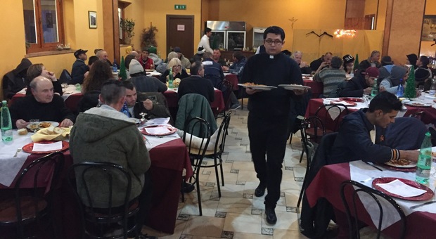I preti camerieri per una sera alla cena dei poveri organizzata dalla Caritas di Latina