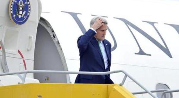 John Kerry, aereo ufficiale in panne al vertice, segretario Usa prende volo di linea