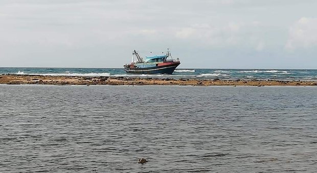 Il barcone si incaglia all'isola della Fanciulla: nuovo sbarco nel Salento