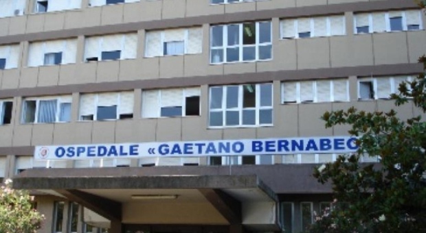Troppi contagi Covid: chiusi due reparti dell’ospedale Bernabeo