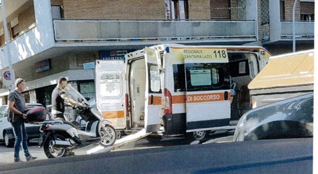 Scooter "soccorso" sull'ambulanza, la foto fa il giro del web: sospeso infermiere del 118