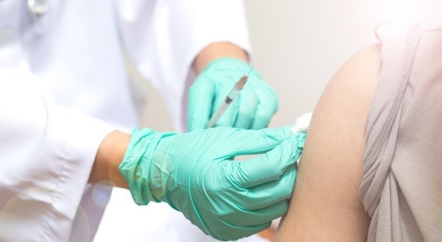 Coronavirus Lazio: obbligo di vaccino, l'assalto no-vax a Zingaretti