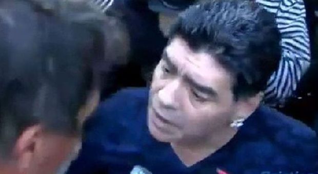 Domanda non gradita, Maradona schiaffeggia il giornalista
