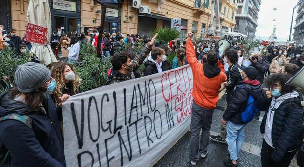 Riapertura scuole a Napoli, è caos doppi turni: «Impossibile studiare, così non ce la faremo»