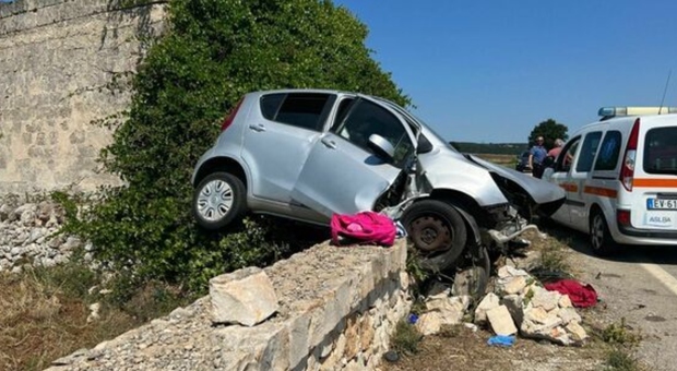 Auto esce di strada e si schianta contro un muro: morti i due nonni, grave la nipotina FOTO