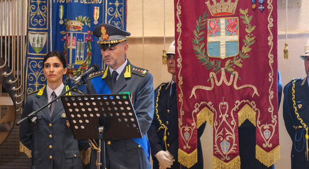 Il comandante provinciale della Guardia di finanza durante la cerimonia
