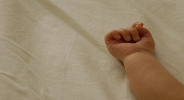 Cagliari, tragedia dopo la poppata, neonata muore per un rigurgito