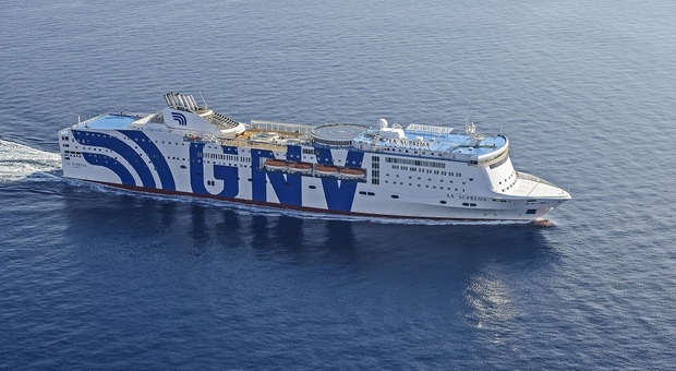 Ragazza sale a bordo e scompare nel nulla: mistero sul traghetto da Genova a Palermo