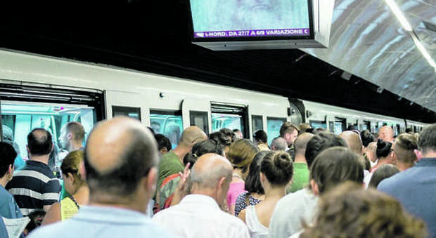Guasti ai treni, servizio metro rallentato: ira dei passeggeri