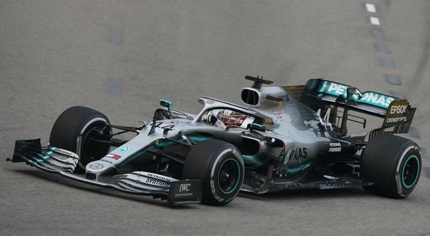 Lewis Hamilton in pista a Singapore